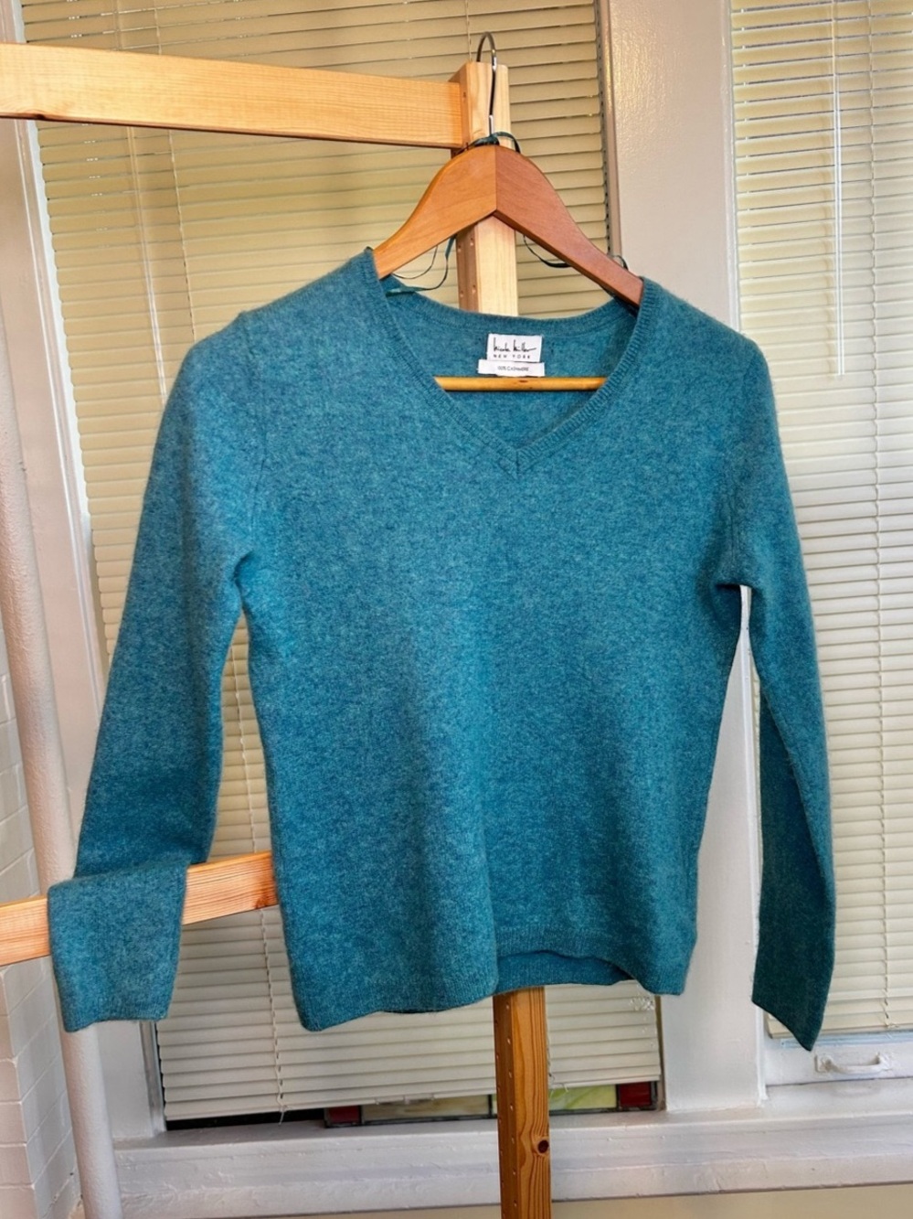Nicole Miller Cashmere V-Neck Sweater in Blue Like New Size Small